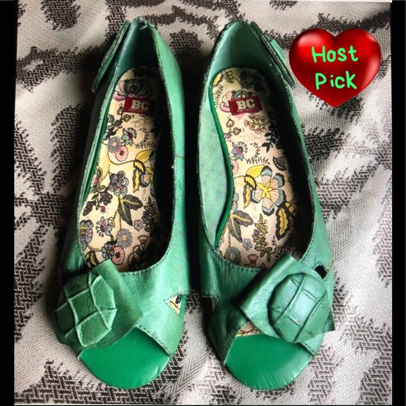 BC Footwear Shoes - 🆕BC FOOTWEAR PEEP-TOE GREEN LEATHER FLATS🥿 Sz 6